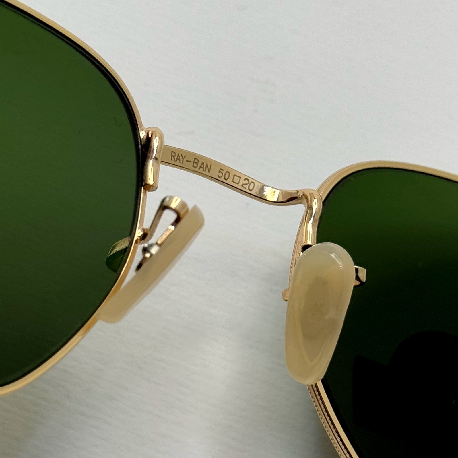 عینک ریبن هگزونال شیشه سنگ سیز فریم طلایی به همراه پک کامل ریبن کد Rayban RB 3548