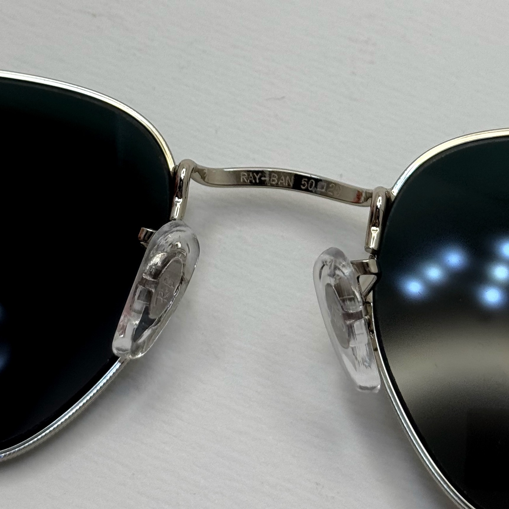 عینک ریبن هگزونال شیشه سنگ مشکی فریم نقره ای به همراه پک کامل ریبن کد Rayban RB 3548