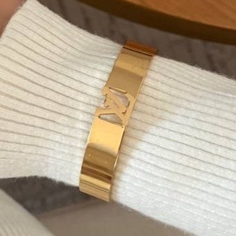 دستبند بنگل زنانه طرح لویی ویتون Louis Vuitton فری سایز freesize رنگ ثابت با کیفیت بالا کد zmc (پس کرایه)
