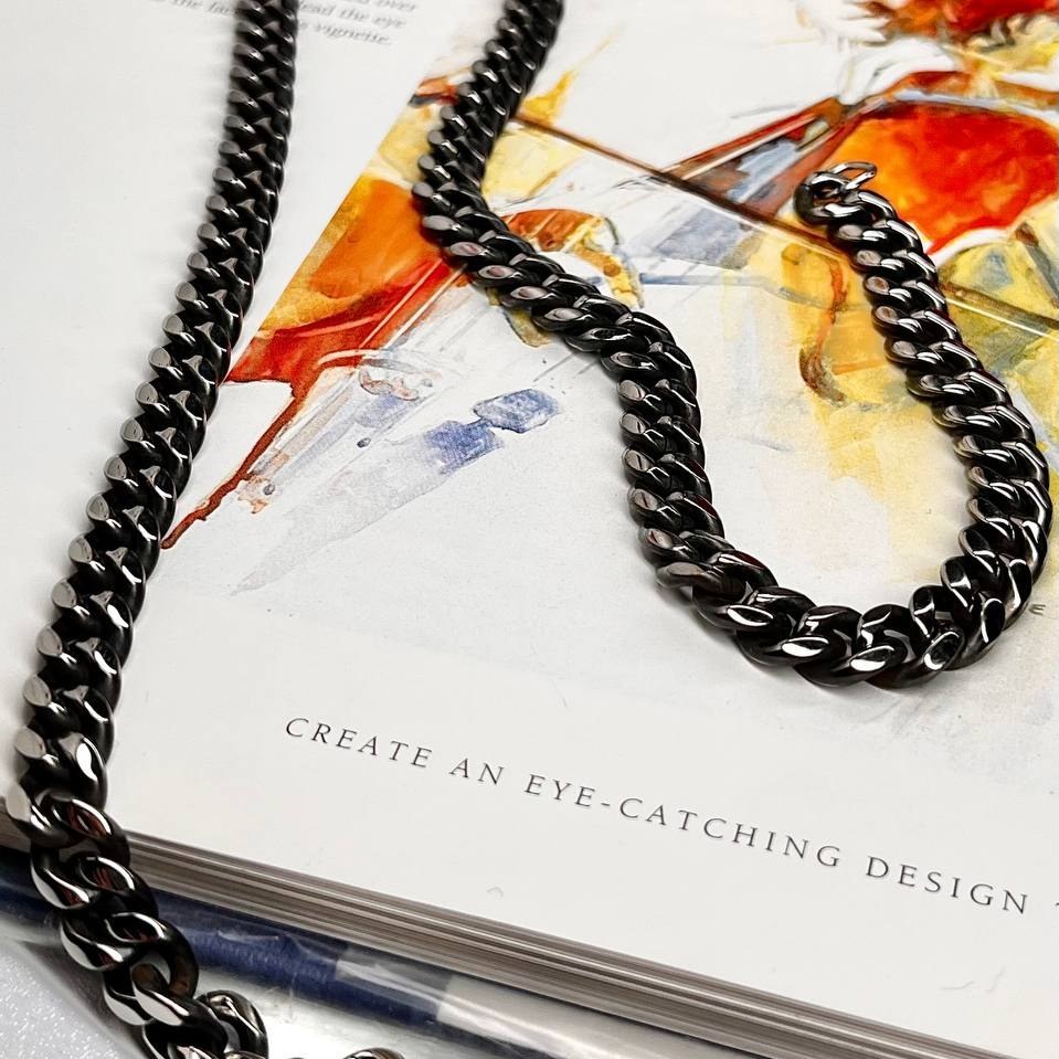 گردنبند مردانه طرح کارتیه Cartier سیاه قلم جنس استیل عیار 316 رنگ کاملا ثابت کد ztk (پس کرایه)