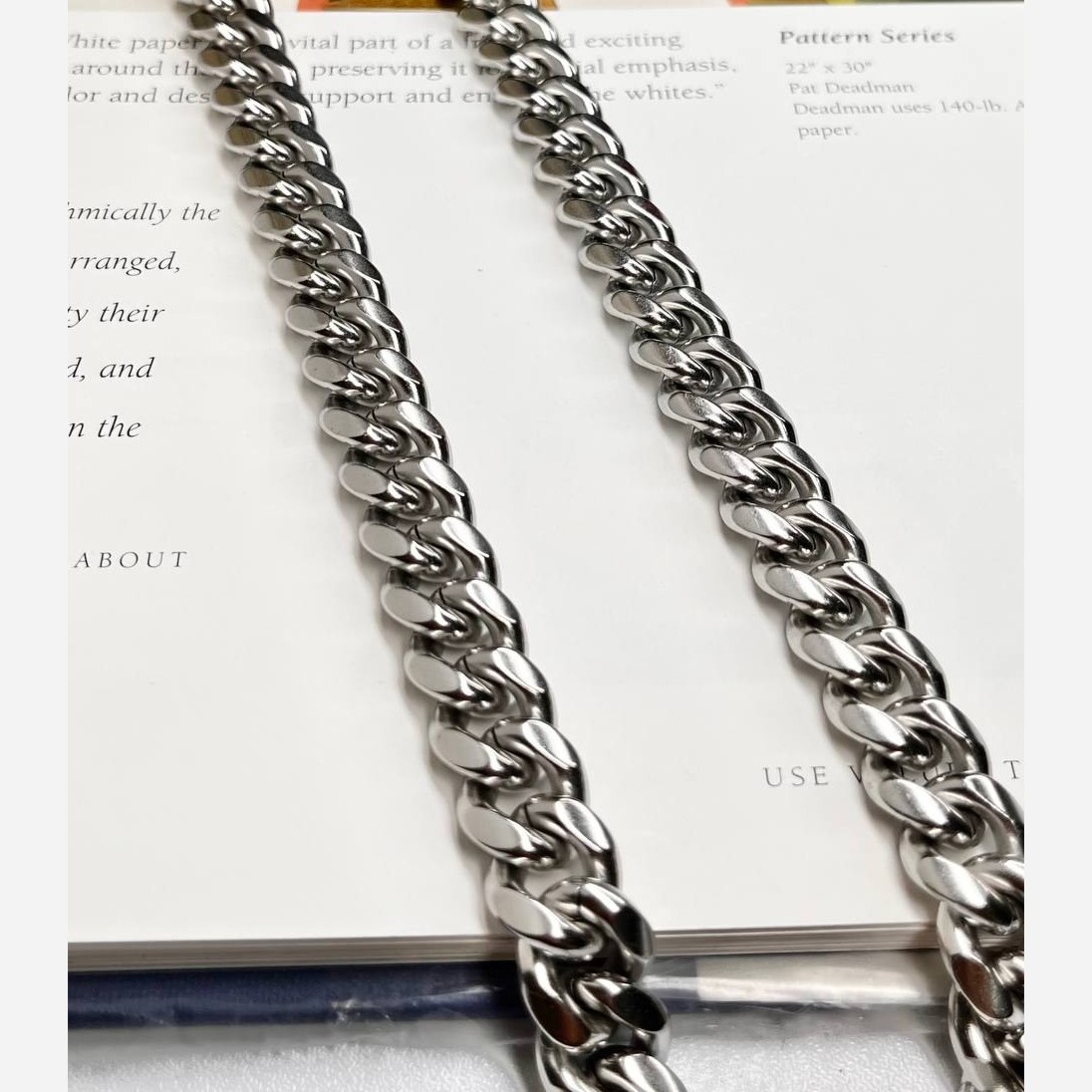 گردنبند مردانه مدل کارتیه Cartier جنس استیل عیار 316 رنگ کاملا ثابت کد ztk (پس کرایه)