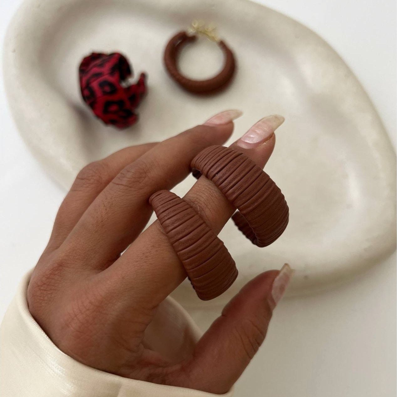 گوشواره زنانه حلقه ای طرح پلنگی و ساده رنگ کاملا ثابت کد tj (پس کرایه)