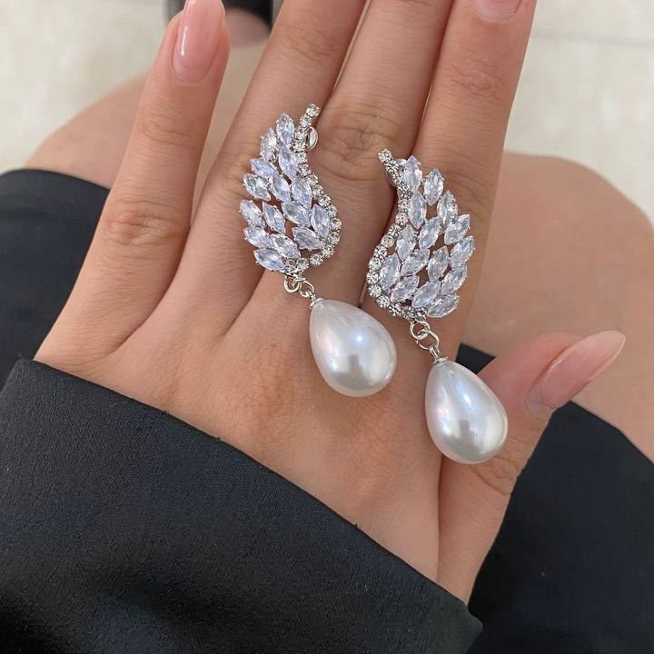 گوشواره زنانه طرح بال فرشته نگین و مروارید تنوع طرح رنگ کاملا ثابت کد tj (پس کرایه)