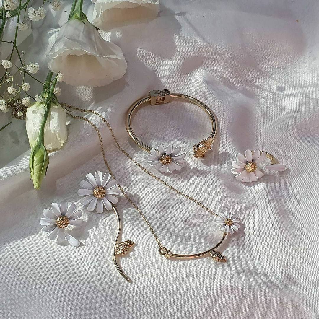سرویس کامل گردنبند و دستبند و انگشتر وگوشواره استیل طرح بابونه رنگ کاملا ثابت کد mp (پس کرایه)