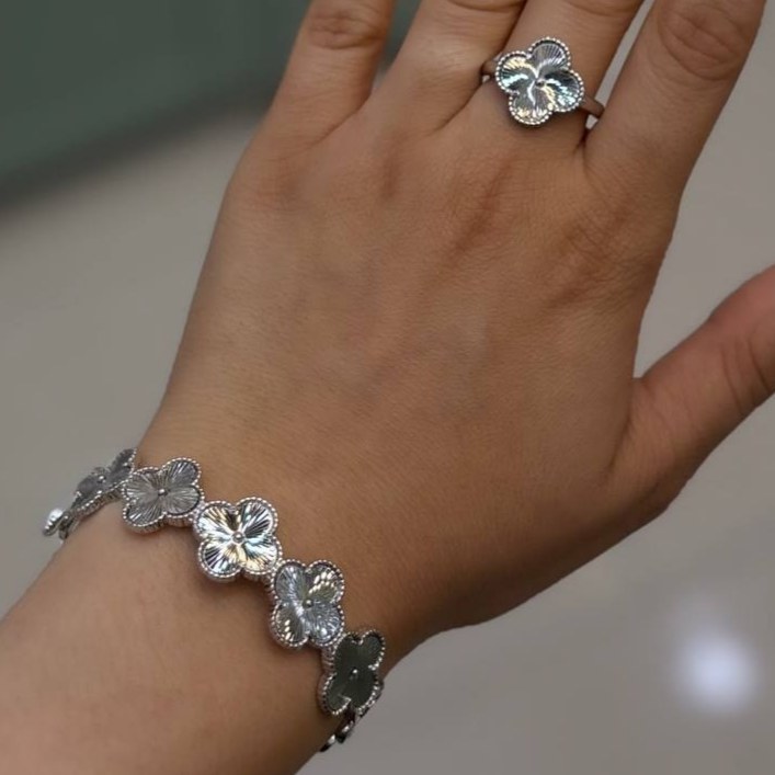 ست دستبند النگویی و بنگل و انگشتر مشابه طلا زنانه طرح گل ونکلیف Vancleef رنگ ثابت کد gy (پس کرایه)