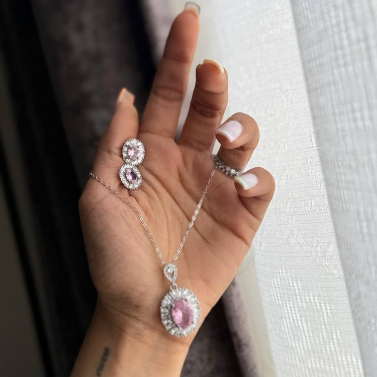 نیم ست گردنبند و گوشواره زنانه طرح تک نگین درشت دور نگین رنگ ثابت کد sm (پس کرایه)