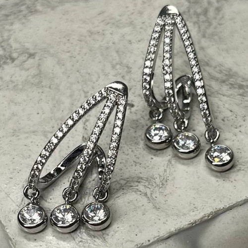 گوشواره طرح جواهری (میخ نقره) طرح سه نگین آویز رنگ ثابت کد tk (پس کرایه)