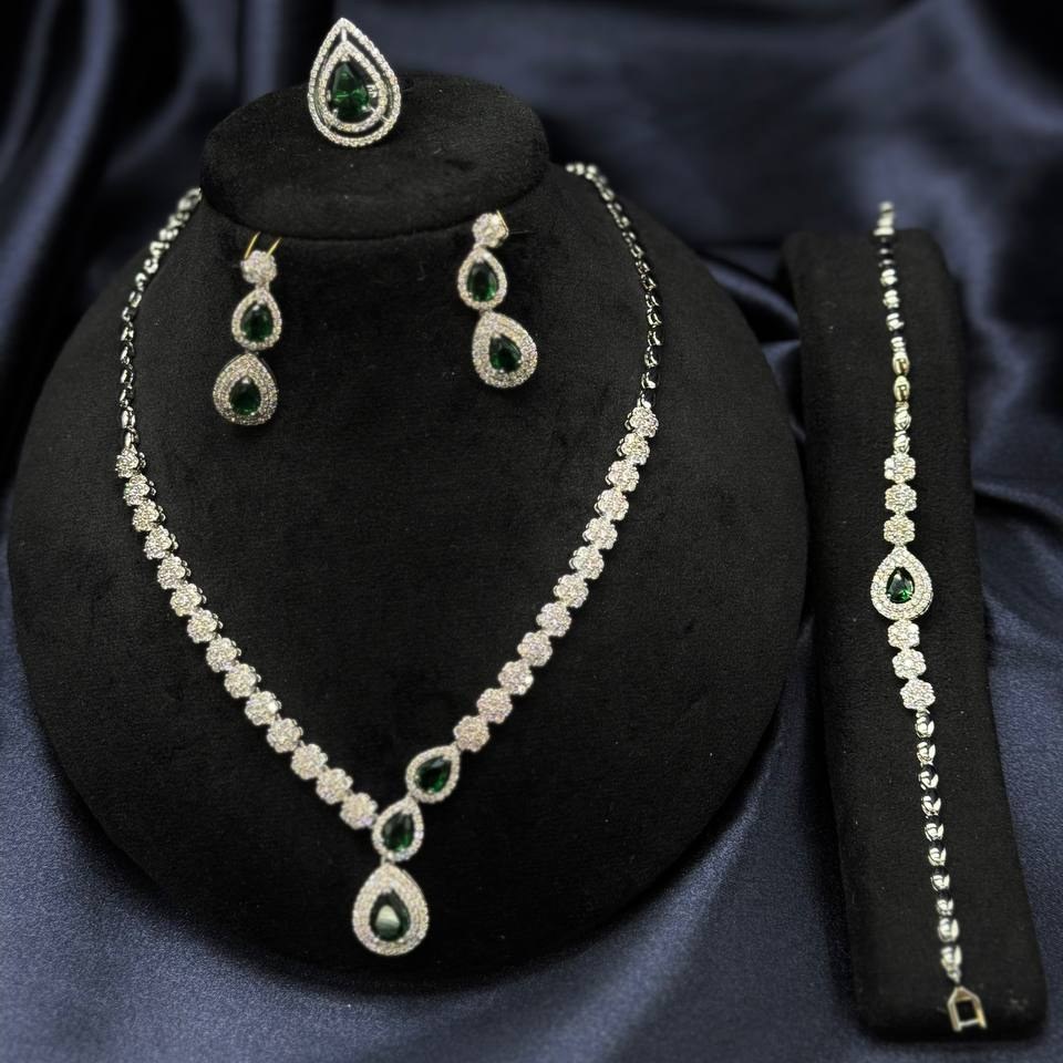 نیم ست گردنبند و دستبند و گوشواره و انگشتر طرح جواهری زنانه طرح نگین اشکی رنگ ثابت کد sm (پس کرایه)