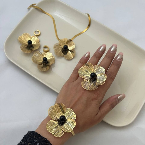 ست کامل گردنبند و دستبند و انگشتر و گوشواره استیل زنانه طرح گل درشت وسط مروارید رنگ ثابت کد tj (پس کرایه)