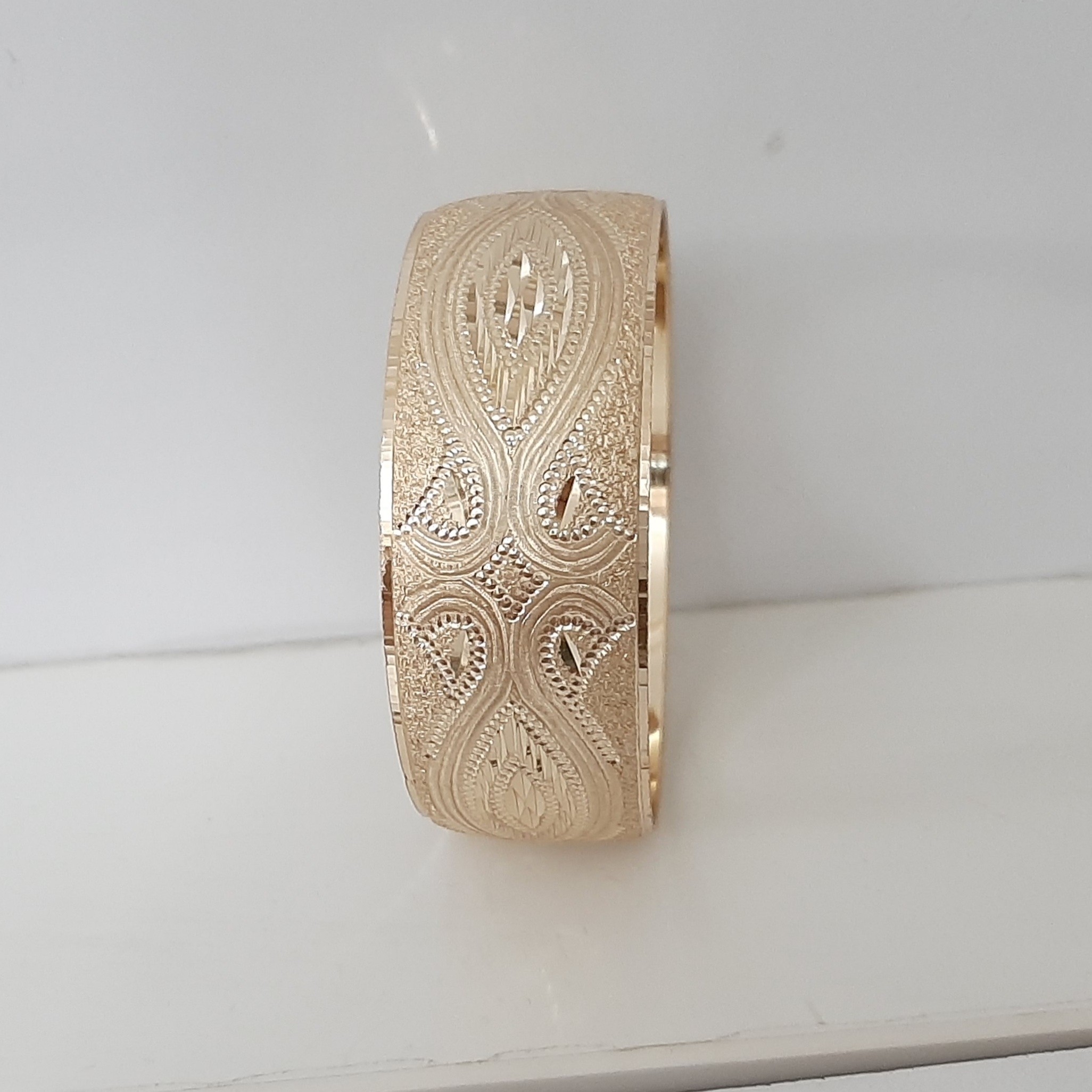 النگو تک پوش طلاروس رنگ ثابت پهنا 2/5 سانت فقط سایز 2 با طلا مونمیزنه و مناسب استفاده دائم ورق بزنید لطفا
