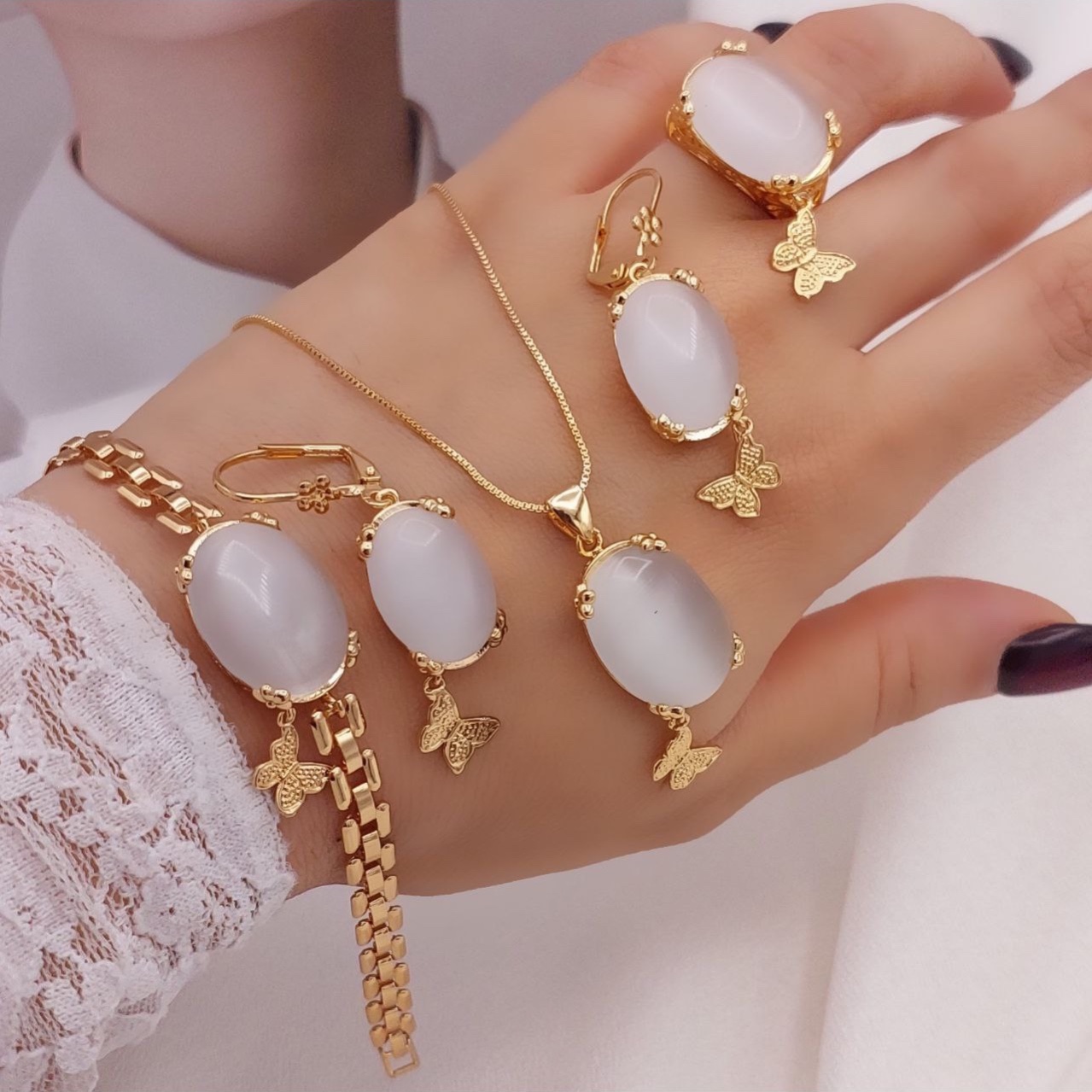 سرویس کامل زنانه و دخترانه پروانه سنگ طرح طلا با کیفیت بالا بهمراه دستبند و انگشتر ارسال رایگان