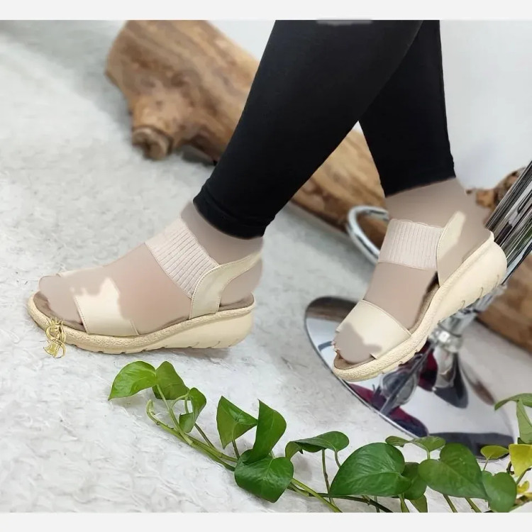 صندل طبی لژدار زنانه مدل برفی چرم مصنوعی رنگ مشکی و کرم