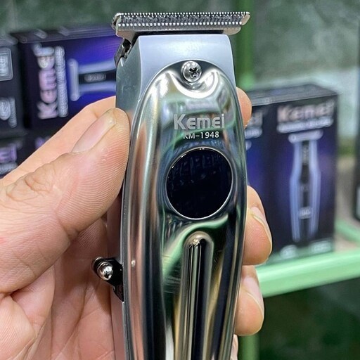 ماشین اصلاح کیمی مدل KM -1948 دارای صفحه نمایشگر باطری 1400 میلی آمپر قدرت موتور 7000 RPM ضد حساسیت