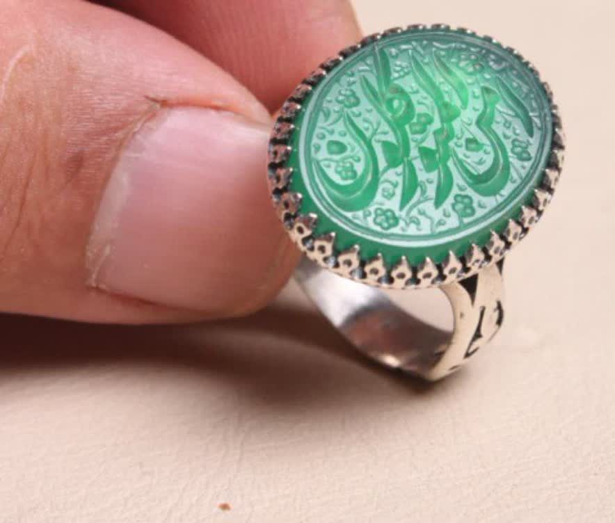 خرید انگشتر عقیق سبز خطی با ذکر «امن المتوکلون»؛ پناهگاهی از نور و آرامش  کد 4262