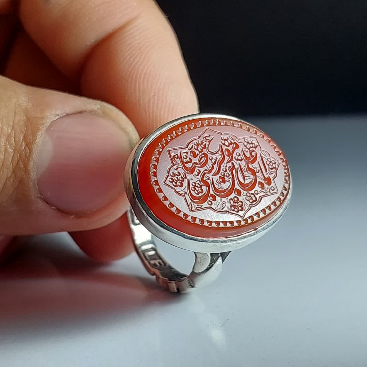 انگشتر عقیق قرمز با حکاکی یا علی بن موسی الرضا (ع)؛ نگینِ رأفت و گره‌گشایی کد 4250