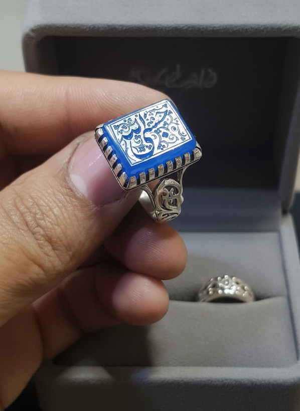 انگشتر نقره با رکاب چهار گوش باسنگ عقیق ابی حکاکی حسبی الله کد 1242